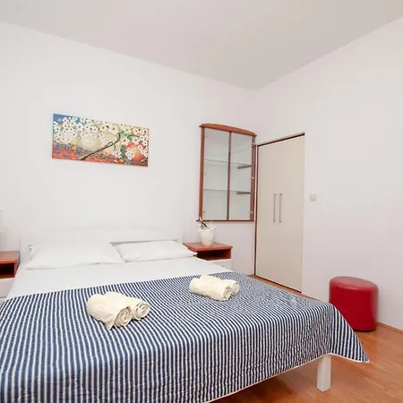 Apartment The Beach House Jesenice (Split-Dalmatia)
