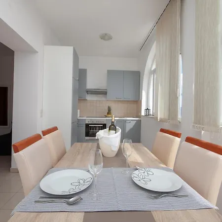 The Beach House * Jesenice (Split-Dalmatia)