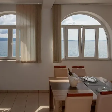 The Beach House * Jesenice (Split-Dalmatia)